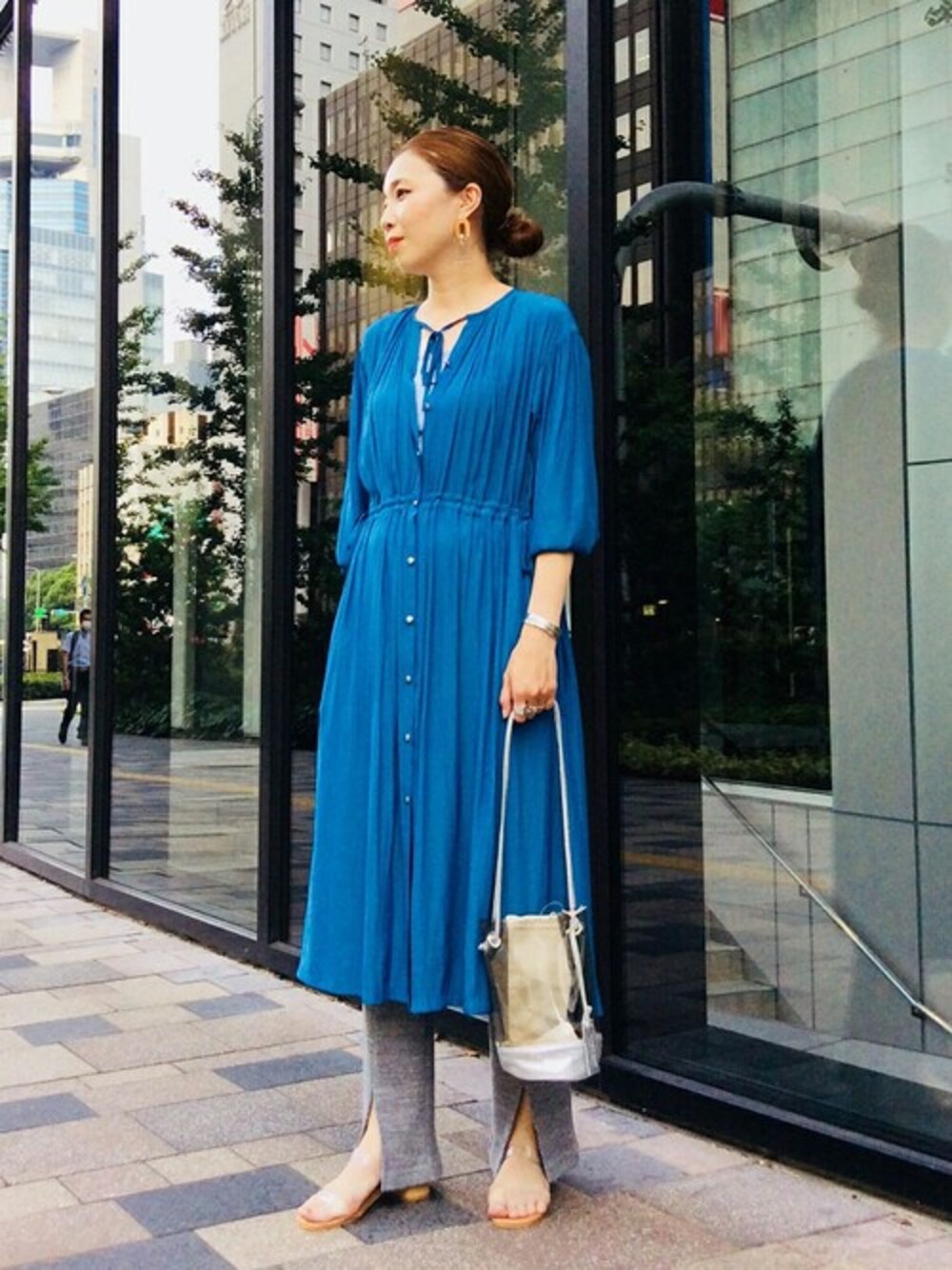 「ワンピース、ブルー、リブパンツ、アンタイトル、ルーズシャツワンピ、アンタイトル(UNTITLED)、アンティット、アンティット（Untit_）」｜「UNTITLEDの【洗える】ドロストドレープワンピース（ワンピース、ブルー系）」を使った、UNTITLEDさん（レディース・170cm）の夏コーディネートの1枚目の写真