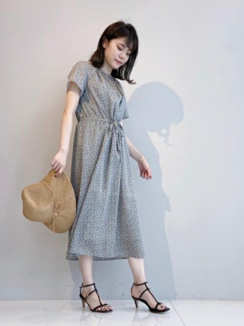 「ワンピース、アンタイトル、小花柄ワンピース、アンタイトル(UNTITLED)、キャペリンハット」｜「UNTITLEDの【洗える】フラワーギャザーネックワンピース（ワンピース、イエロー系）」を使った、UNTITLEDさん（レディース・156cm）の夏コーディネートの1枚目の写真