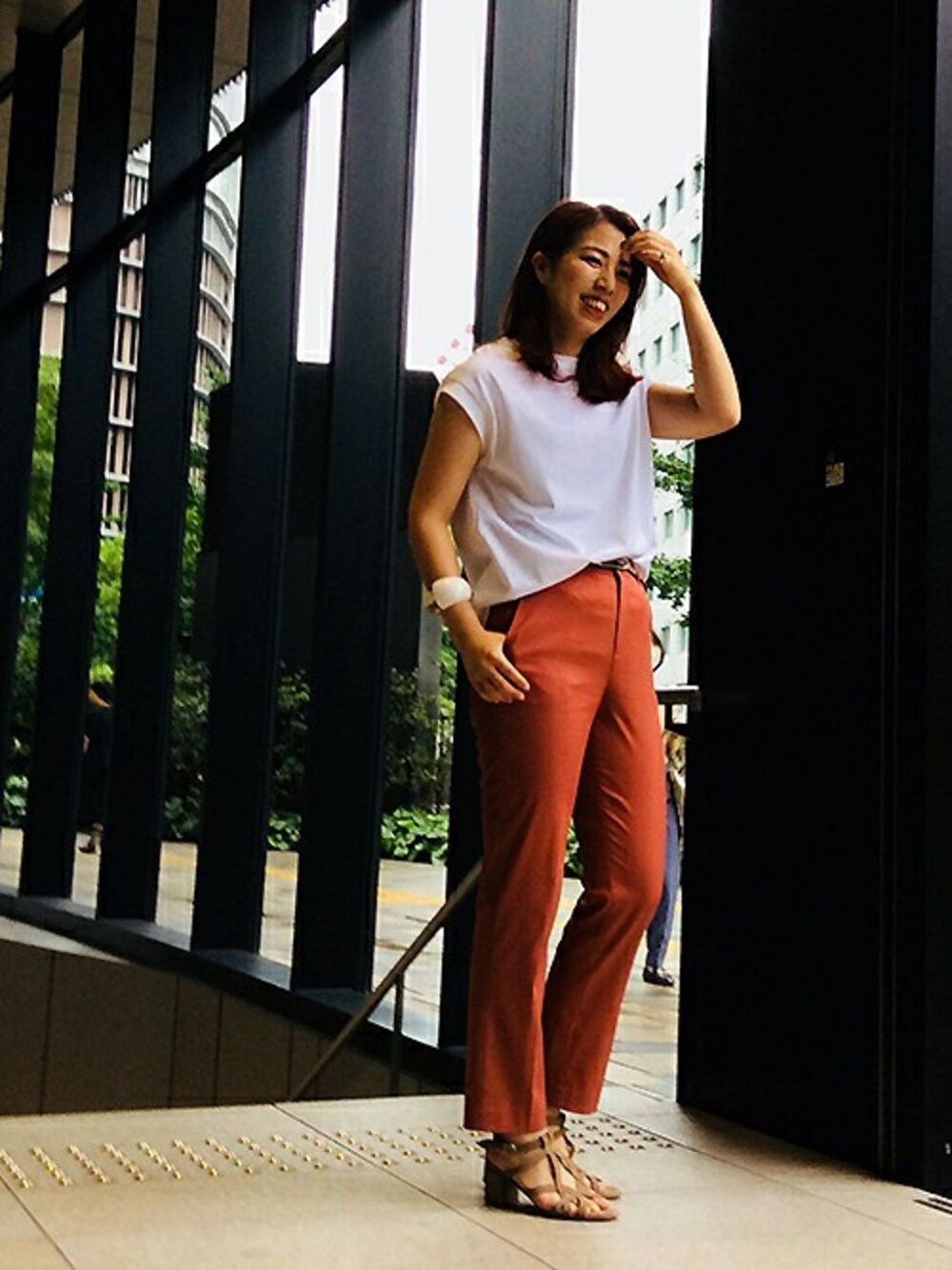 「ストレッチパンツ、白Tシャツ、アンタイトル、アンタイトル(UNTITLED)、アンティット、アンティット（Untit_）」｜「UNTITLEDの【洗える】ハイゲージ天竺ノースリーブカットソー（Tシャツ/カットソー、ホワイト系）」を使った、UNTITLEDさん（レディース・158cm）の夏コーディネートの1枚目の写真