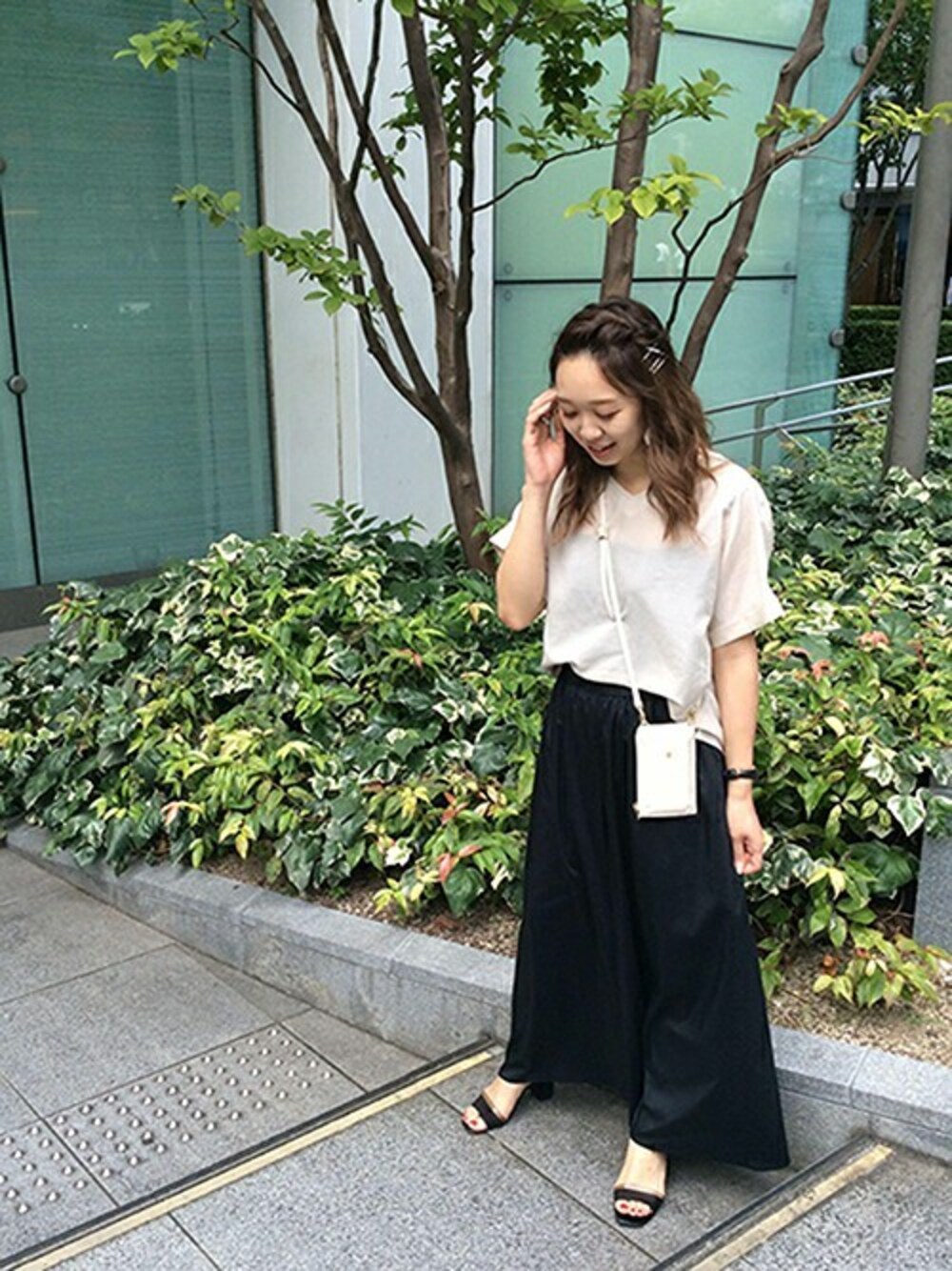 「ブラウス、ワイドパンツ、アンタイトル、アンタイトル(UNTITLED)、スマホショルダー」｜「UNTITLEDの【洗える】ブリーゼボイルVネックブラウス（シャツ/ブラウス、ベージュ系）」を使った、UNTITLEDさん（レディース・159cm）の夏コーディネートの1枚目の写真