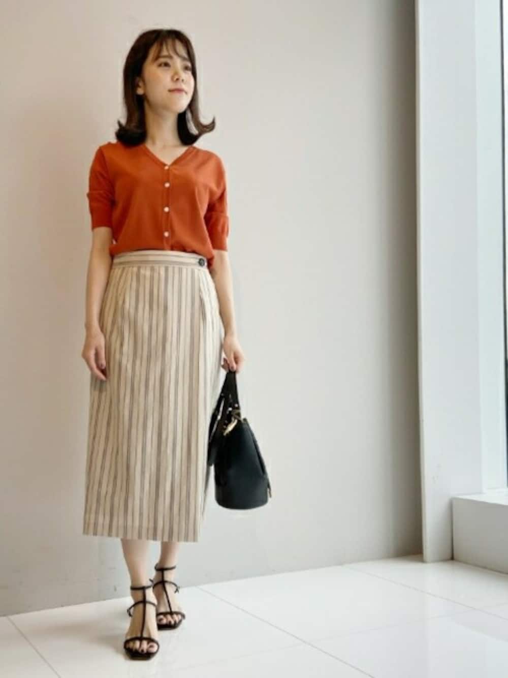 「きれいめコーディネート、キレイめ、半袖カーディガン、アンタイトル、アンタイトル(UNTITLED)」｜「UNTITLEDの【洗える】五分袖レーヨンストレッチVネックカーディガン（カーディガン/ボレロ、オレンジ系）」を使った、UNTITLEDさん（レディース・156cm）の夏コーディネートの1枚目の写真