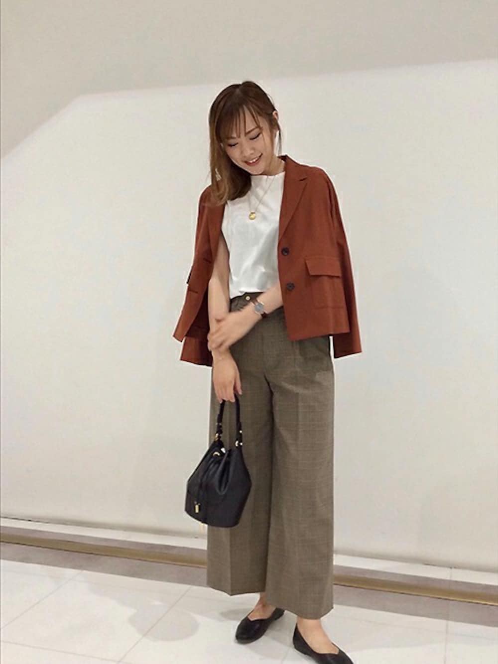 「キャメル、ワイドパンツ、グレンチェック、秋、アンタイトル、アンタイトル(UNTITLED)」｜「UNTITLEDのファブリカミストストレッチテーラードジャケット（テーラードジャケット、イエロー系）」を使った、UNTITLEDさん（レディース・175cm）の夏コーディネートの1枚目の写真