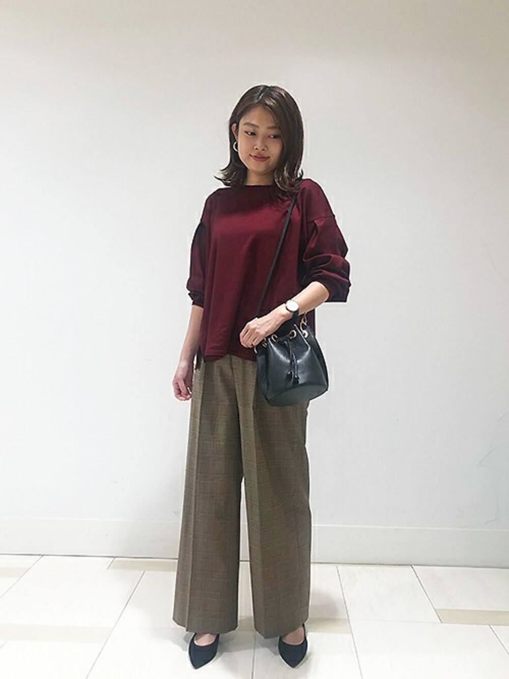 「カットソー、ボルドー、ワイドパンツ、グレンチェック、秋、アンタイトル、アンタイトル(UNTITLED)」｜「UNTITLEDの【洗える】イレギュラーヘムカットソー（Tシャツ/カットソー、レッド系）」を使った、UNTITLEDさん（レディース・162cm）の秋コーディネートの1枚目の写真