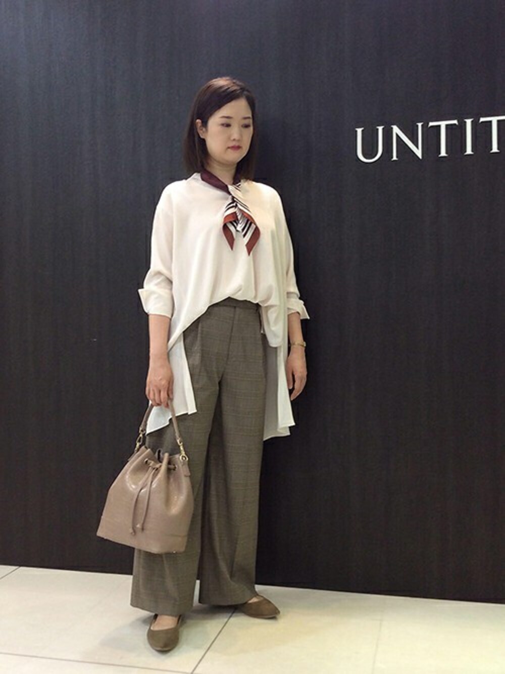 「ブラウス、チュニック、ワイドパンツ、グレンチェック、秋、アンタイトル、アンタイトル(UNTITLED)」｜「UNTITLEDの【洗える】パウダリーストレッチ チュニックブラウス（シャツ/ブラウス、ベージュ系）」を使った、UNTITLEDさん（レディース・168cm）の秋コーディネートの1枚目の写真