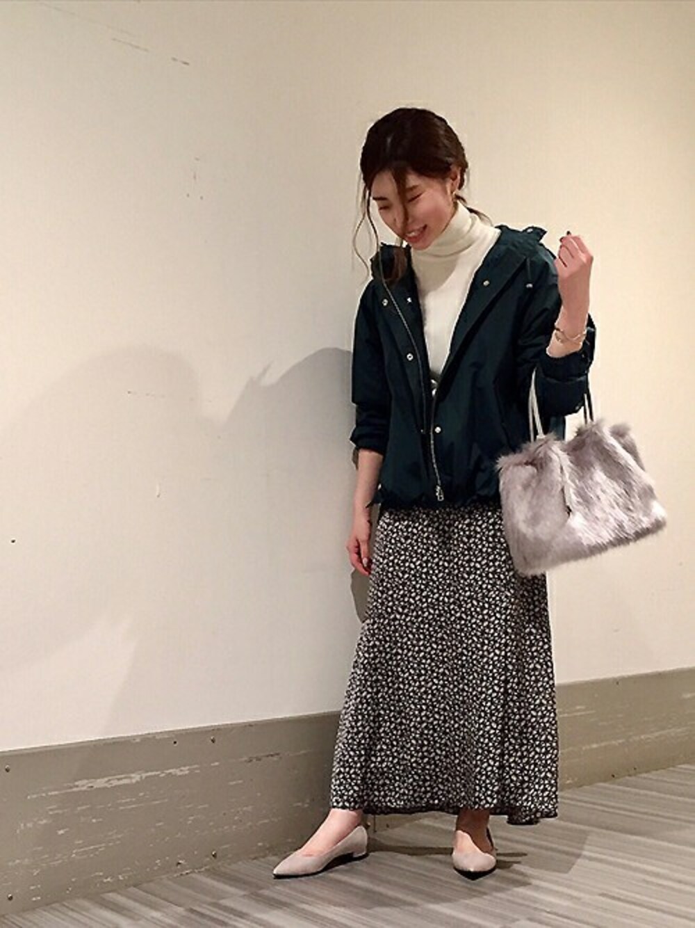 「ブルゾン、マウンテンパーカー、3way、ファーバッグ、プリントスカート、秋、アンタイトル、アンタイトル(UNTITLED)」｜「UNTITLEDの【洗える】ブリーゼライトタフタ3WAYマウンテンパーカー（ブルゾン、グリーン系）」を使った、UNTITLEDさん（レディース・155cm）の秋コーディネートの1枚目の写真