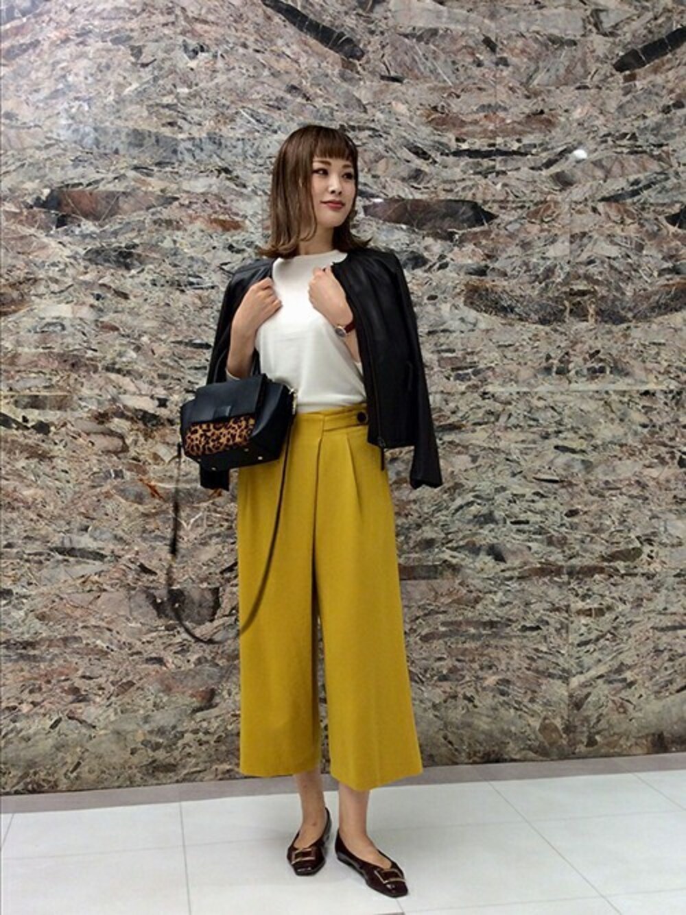 「レザージャケット、カラーパンツ、レオパード柄、ワイドパンツ、マスタードイエロー、アンタイトル、アンタイトル(UNTITLED)」｜「UNTITLEDのラムレザーノーカラーブルゾン（ブルゾン、ブラウン系）」を使った、UNTITLEDさん（レディース・175cm）の秋コーディネートの1枚目の写真