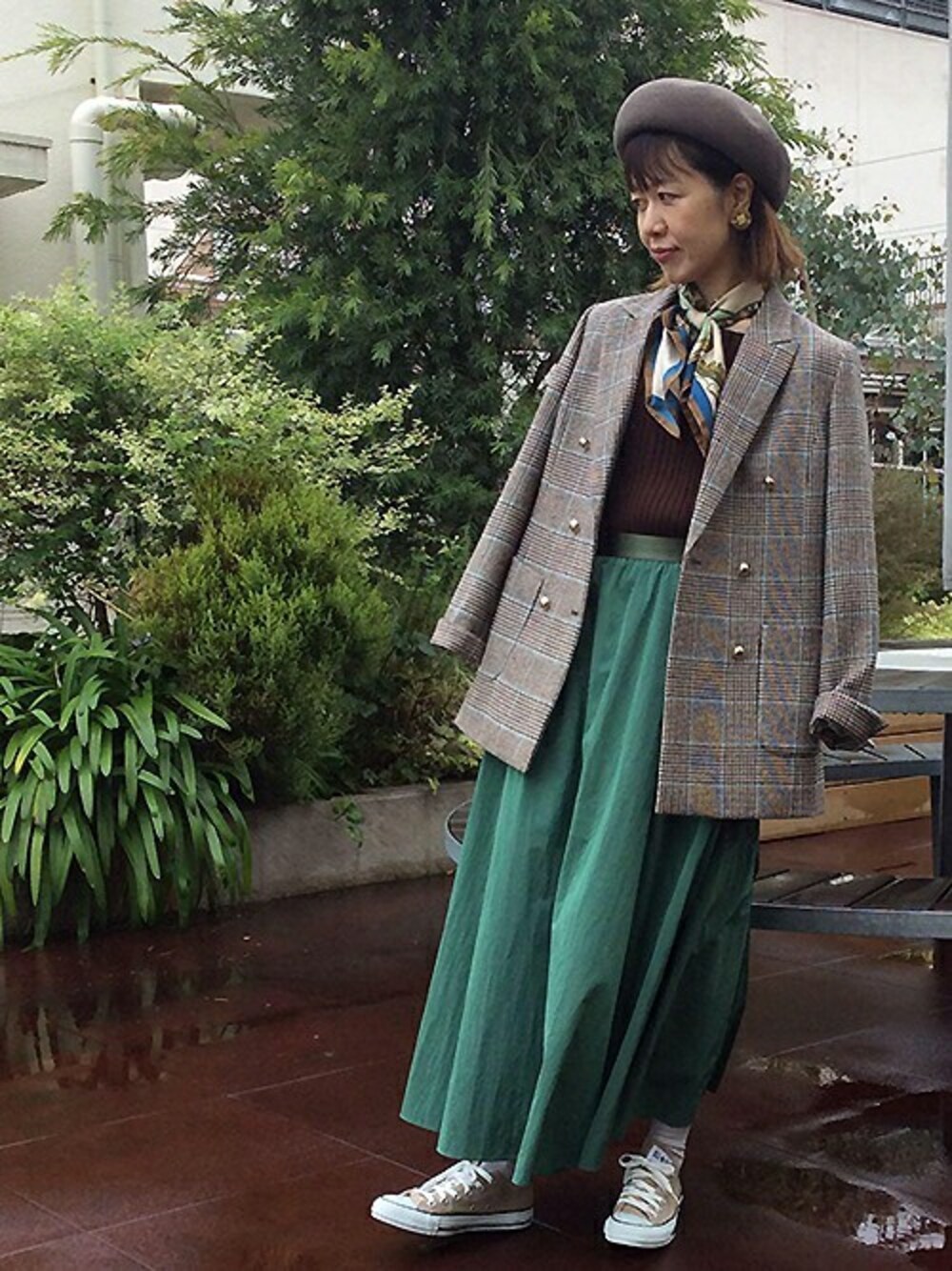 「グリーン、テーラードジャケット、ベレー帽、マキシスカート、グレンチェック、アンタイトル、アンタイトル(UNTITLED)、Untit_、アンティット、アンティット（Untit_）」｜「UNTITLEDの【洗える】ワッシャータフタ　ロングフレアスカート（スカート、グリーン系）」を使った、UNTITLEDさん（レディース・163cm）の秋コーディネートの1枚目の写真
