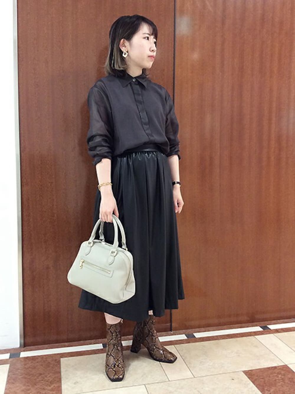 「レザースカート、アンタイトル、フェイクレザースカート、アンタイトル(UNTITLED)」｜「UNTITLEDのノベルフェイクレザーフレアスカート（スカート、ブラック系）」を使った、UNTITLEDさん（レディース・152cm）の秋コーディネートの1枚目の写真