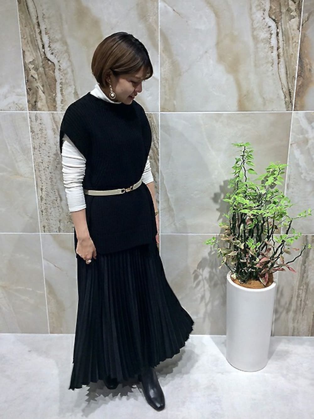 「ブラック、ブラックコーデ、ベスト、ニットベスト、プリーツスカート、Sサイズ、アンタイトル、アンタイトル(UNTITLED)」｜「UNTITLEDの【洗える】メリノオプティモ ハイネックプルオーバー（Tシャツ/カットソー、ホワイト系）」を使った、UNTITLEDさん（レディース・150cm）の秋コーディネートの1枚目の写真