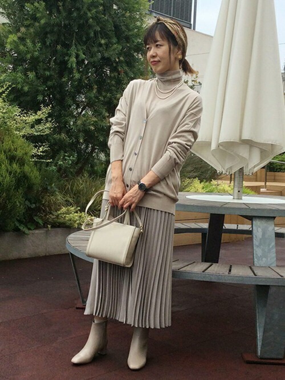 「ワントーンコーデ、ブーティー、プリーツスカート、アンサンブル、アンタイトル、アンタイトル(UNTITLED)」｜「UNTITLEDの【洗える】ポートテックウールカーディガン（カーディガン/ボレロ、ベージュ系）」を使った、UNTITLEDさん（レディース・163cm）の秋コーディネートの1枚目の写真