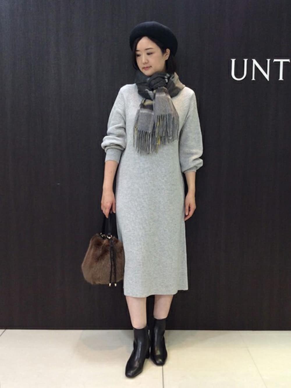 「ストール、ベレー帽、ニットワンピース、ブーティー、ファーバッグ、パフスリーブ、アンタイトル、アンタイトル(UNTITLED)」｜「UNTITLEDの【洗える】カシミヤストール（ストール/ショール、グレー系）」を使った、UNTITLEDさん（レディース・168cm）の秋コーディネートの1枚目の写真