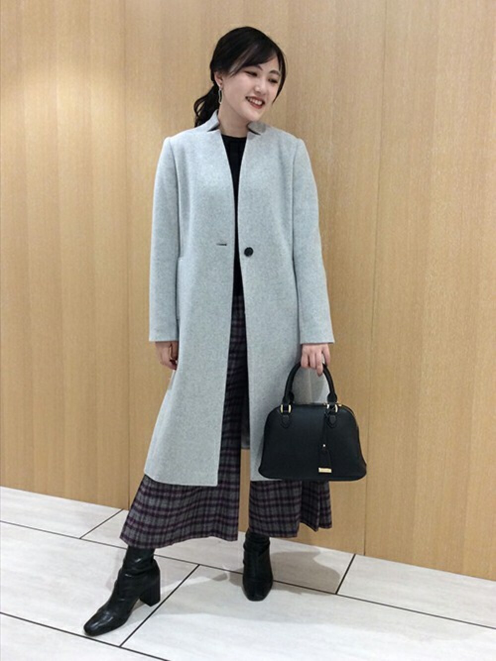 「ウールコート、チェック柄、ワイドパンツ、ミニボストン、アンタイトル、アンタイトル(UNTITLED)」｜「UNTITLEDのジロンラムウールコート（チェスターコート、グレー系）」を使った、UNTITLEDさん（レディース・160cm）の秋コーディネートの1枚目の写真