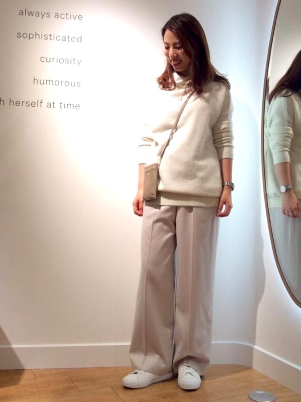「アンタイトル、アンタイトル(UNTITLED)、タートルネック、アンゴラニット、スマホショルダー、SUPERGA、イージーパンツ、ワントーンコーデ」｜「UNTITLEDのタスマニアミルドサキソニーパンツ（その他パンツ、ベージュ系）」を使った、UNTITLEDさん（レディース・158cm）の冬コーディネートの1枚目の写真