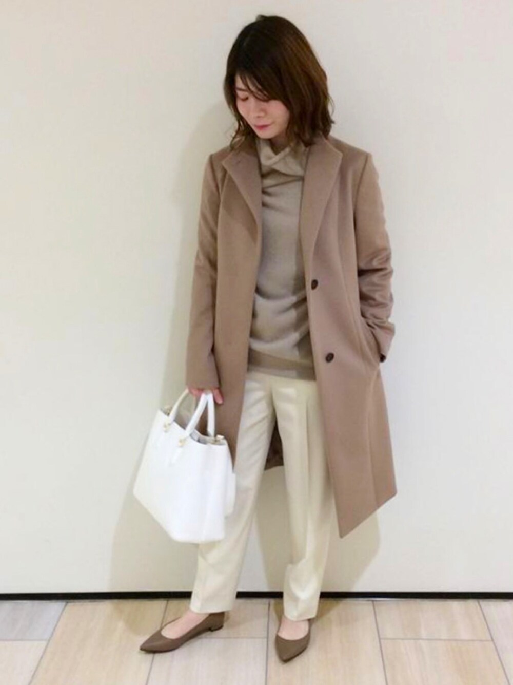 「タートルネック、アンゴラ、ホワイトパンツ、スタンドカラーコート、軽くて暖かい、カフェオレコーデ、アンタイトル、アンタイトル(UNTITLED)」｜「UNTITLEDのネオアクアストレッチテーパードパンツ（その他パンツ、ホワイト系）」を使った、UNTITLEDさん（レディース・160cm）の冬コーディネートの1枚目の写真