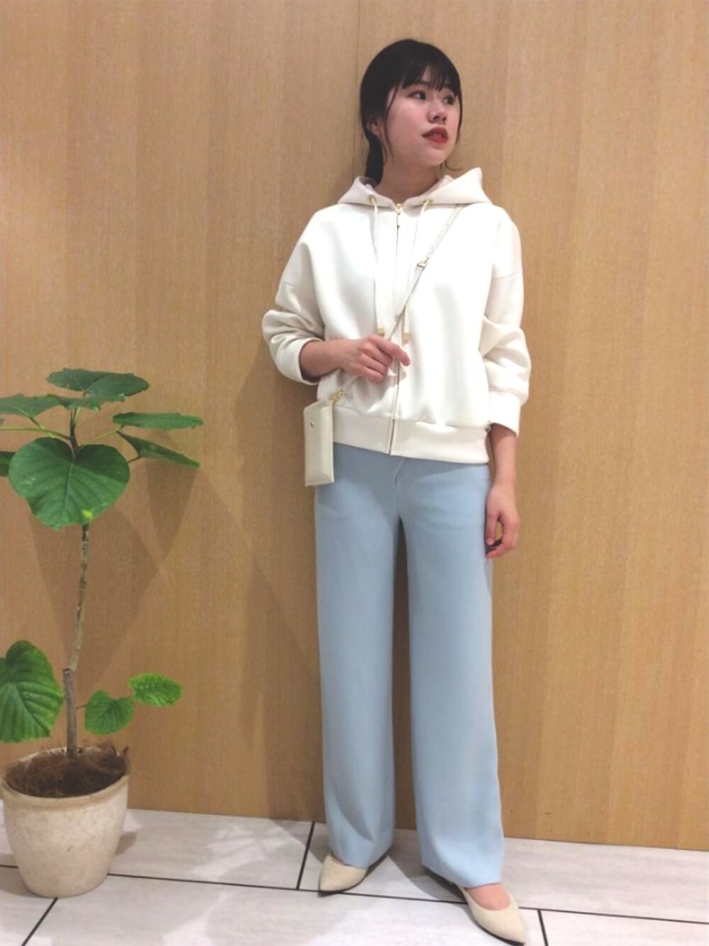 「アンタイトル、アンタイトル(UNTITLED)、あけましておめでとうございます！、パーカー、パーカーコーデ、ライトブルー、スマホポシェット、スマホショルダー」｜「UNTITLEDの【洗える】エアクッションジャージパーカー（パーカー、ホワイト系）」を使った、UNTITLEDさん（レディース・163cm）の冬コーディネートの1枚目の写真