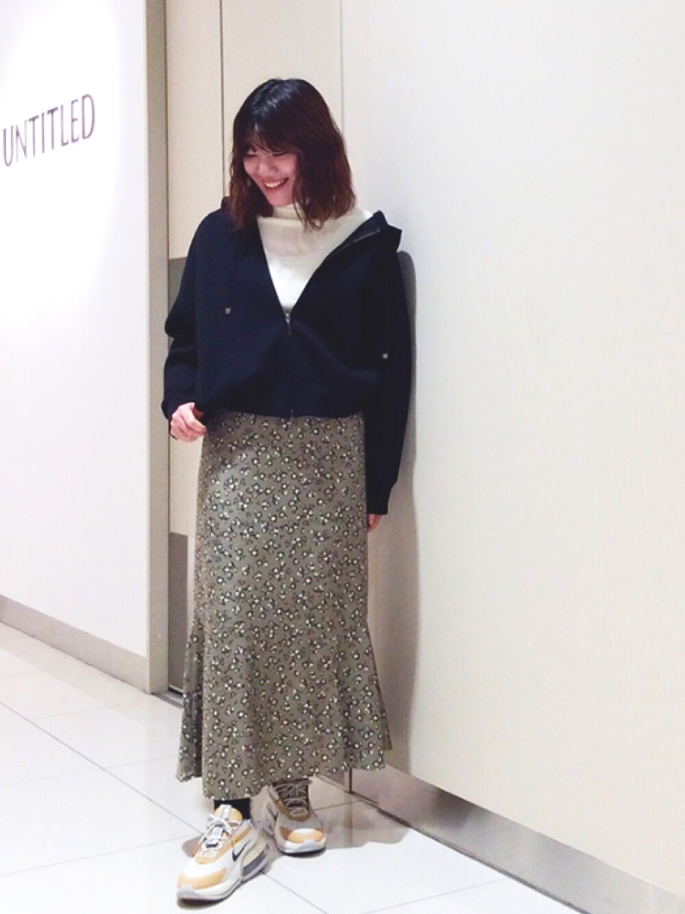 「私の推しブランド、アンタイトル、アンタイトル(UNTITLED)、パーカー、タートルニット、花柄スカート、ミックススタイル」｜「UNTITLEDの【洗える】エアクッションジャージパーカー（パーカー、ブラック系）」を使った、UNTITLEDさん（レディース・157cm）の冬コーディネートの1枚目の写真