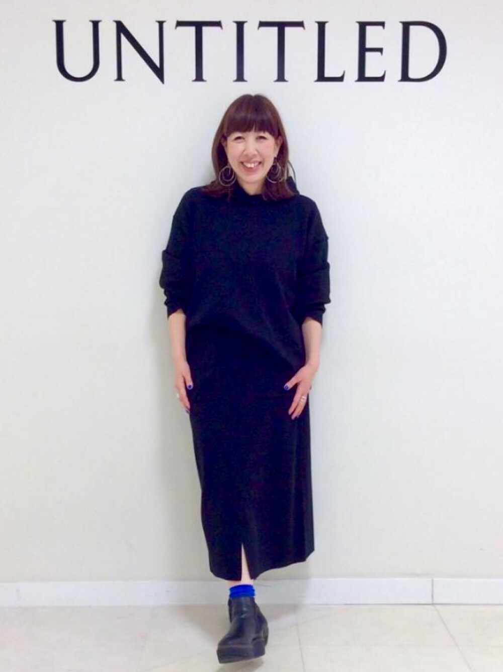 「私の推しブランド、アンタイトル、アンタイトル(UNTITLED)、春まで着られる、ニットアップ、着心地抜群、リモートワーク、ニットパーカー、ニットスカート」｜「UNTITLEDのソランドウールニットプルパーカー（パーカー、ブラック系）」を使った、UNTITLEDさん（レディース・159cm）の冬コーディネートの1枚目の写真
