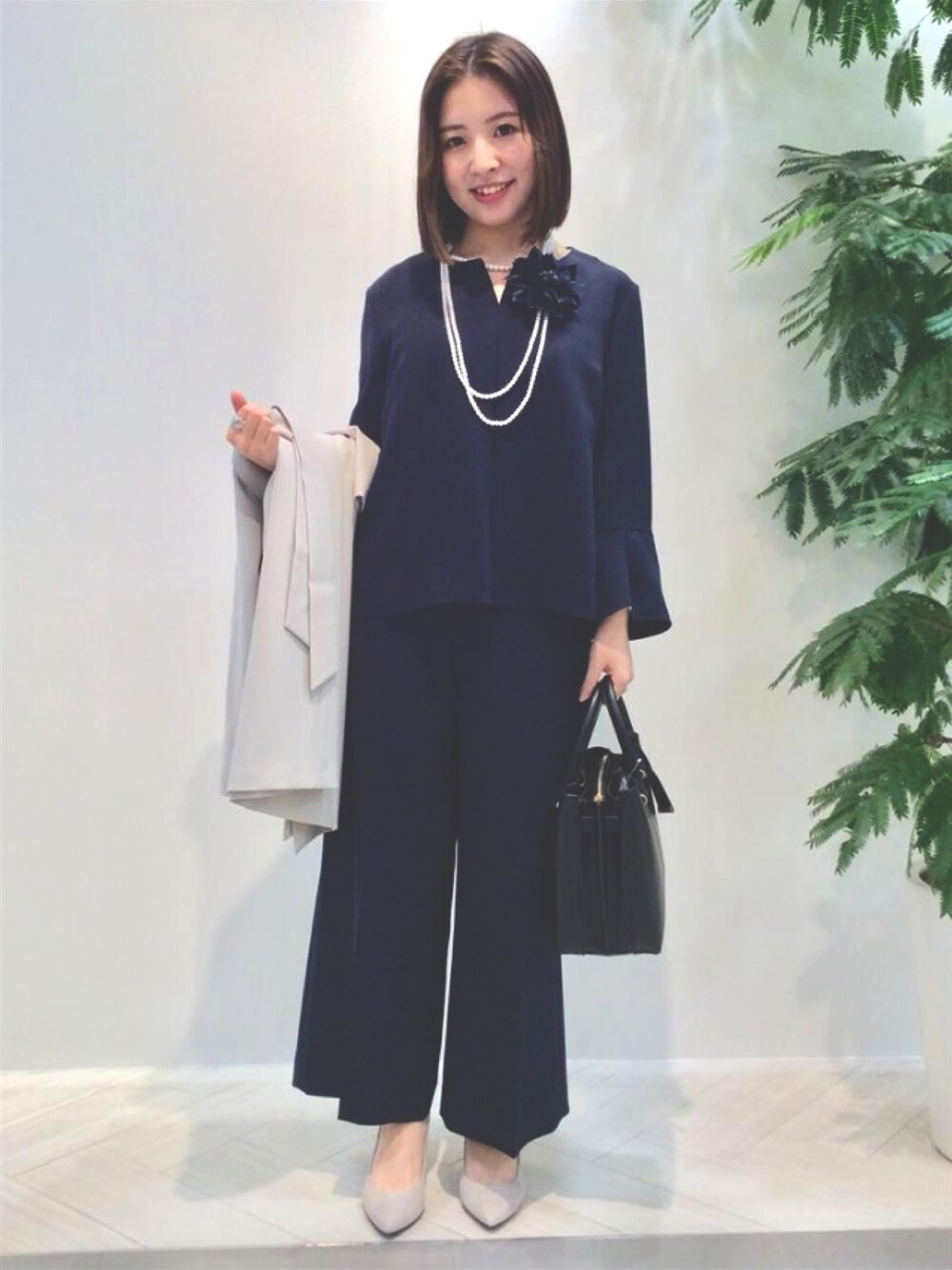 「アンタイトル、アンタイトル(UNTITLED)、セレモニー、セットアップ、卒業式、入学式、ネイビー」｜「UNTITLEDの【洗える】ステラWジョーゼットバックシャンブラウス（シャツ/ブラウス、ブルー系）」を使った、UNTITLEDさん（レディース・155cm）の冬コーディネートの1枚目の写真