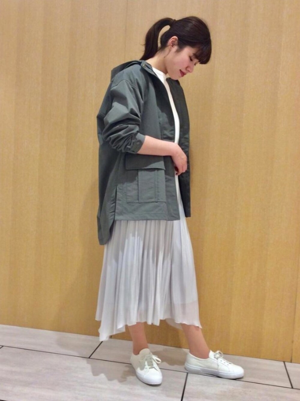 「アンタイトル、アンタイトル(UNTITLED)、マウンテンパーカー、ウォッシャブル、撥水加工、SUPERGA、春アウター」｜「UNTITLEDの◆【洗える・撥水】マウンテンパーカー（ブルゾン、グリーン系）」を使った、UNTITLEDさん（レディース・163cm）の春コーディネートの1枚目の写真