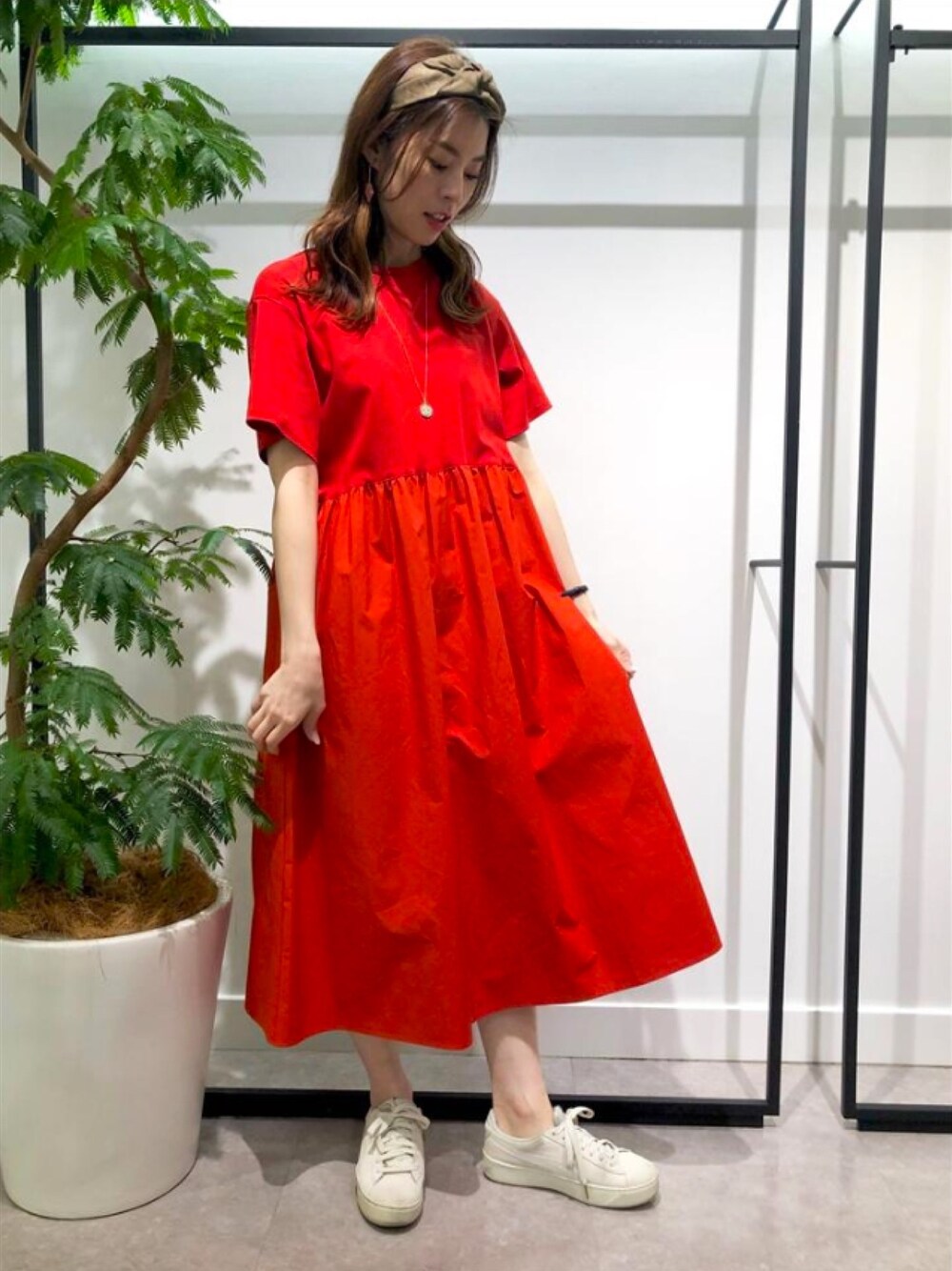 「春夏コーデ、アンタイトル、アンタイトル(UNTITLED)、ワンピース×スニーカー、ワンピース、リラックススタイル、カチューシャ、大人カジュアル」｜「UNTITLEDのバイオシルケットスムースワンピース（ワンピース、オレンジ系）」を使った、UNTITLEDさん（レディース・166cm）の春コーディネートの1枚目の写真