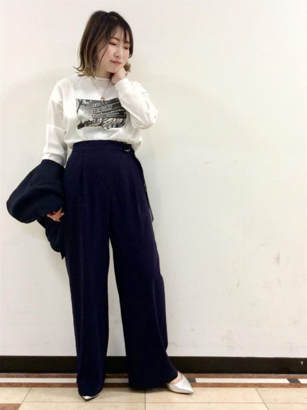 「プリントT、Tシャツ、コインネックレス、パンツ、ワイドパンツ、シルバーシューズ、シンプルコーデ、オトナ女子、アンタイトル、アンタイトル(UNTITLED)」｜「UNTITLEDのフォトプリント長袖Tシャツ（Tシャツ/カットソー、ホワイト系）」を使った、UNTITLEDさん（レディース・152cm）の春コーディネートの1枚目の写真