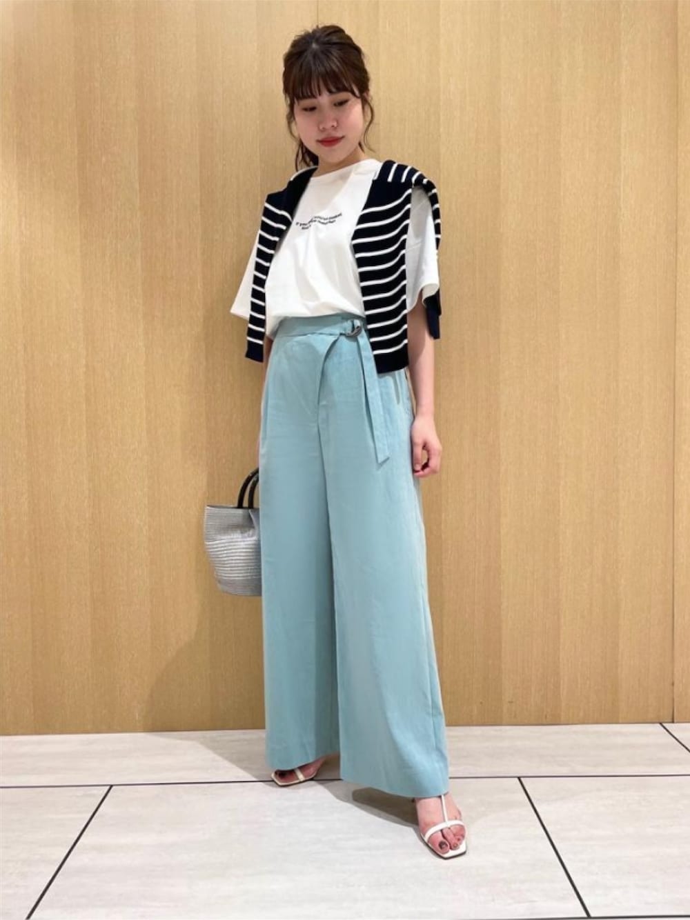 「主役はカラーパンツ、プリントT、カジュアル、きれいめカジュアル、春夏コーデ、シンプル、パンツスタイル、アンタイトル、アンタイトル(UNTITLED)」｜「UNTITLEDの【洗える】テンダーリノストレッチワイドパンツ（その他パンツ、グリーン系）」を使った、UNTITLEDさん（レディース・163cm）の春コーディネートの1枚目の写真
