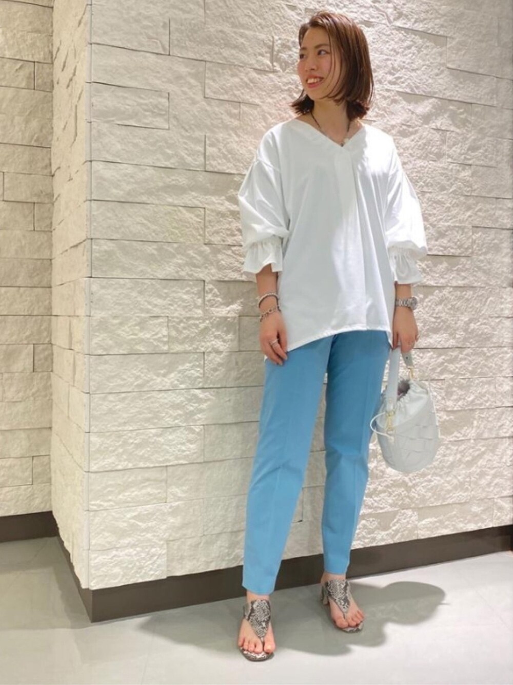「主役はカラーパンツ、カジュアル、シンプル、きれいめカジュアル、大人コーデ、パンツスタイル、キレイめ、春夏コーデ、アンタイトル、アンタイトル(UNTITLED)」｜「UNTITLEDのミリオールベーネコットンパンツ（その他パンツ、ブルー系）」を使った、UNTITLEDさん（レディース・158cm）の春コーディネートの1枚目の写真