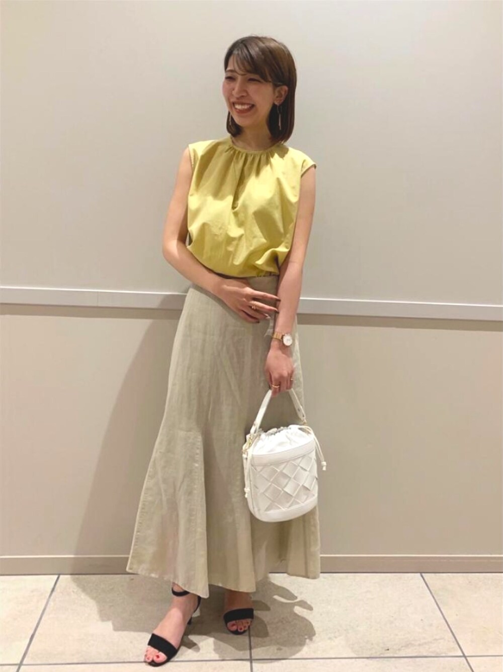 「大人カジュアル、リラックススタイル、マーメイドスカート、ロングスカート、麻、イエロー、ベージュ、きれいめカジュアル、キレイめ」｜「UNTITLEDの布帛コンビプルオーバー（Tシャツ/カットソー、イエロー系）」を使った、UNTITLEDさん（レディース・160cm）の春コーディネートの1枚目の写真
