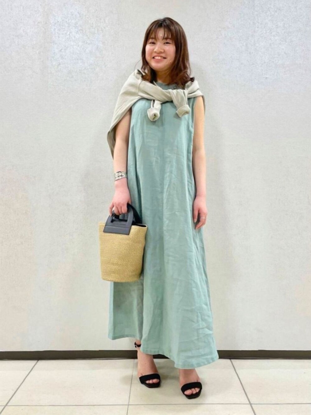 「ロングワンピース、ワンピース、リラックススタイル、大人カジュアル、アンタイトル、アンタイトル(UNTITLED)」｜「UNTITLEDの【洗える・抗菌防臭】ペーパーエステルポンチョ風Vネックカーディガン（カーディガン/ボレロ、ベージュ系）」を使った、UNTITLEDさん（レディース・155cm）の春コーディネートの1枚目の写真