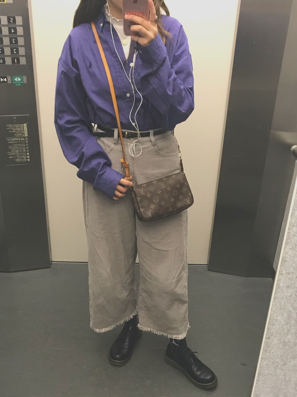 「カジュアル、古着MIX、大学生、ラルフローレン、ヴィトンバッグ、シャツスタイル、コーデュロイ」｜「POLO RALPH LAURENのアイテム（シャツ/ブラウス、パープル系）」を使った、yuiさん（レディース・155cm）の秋コーディネートの1枚目の写真
