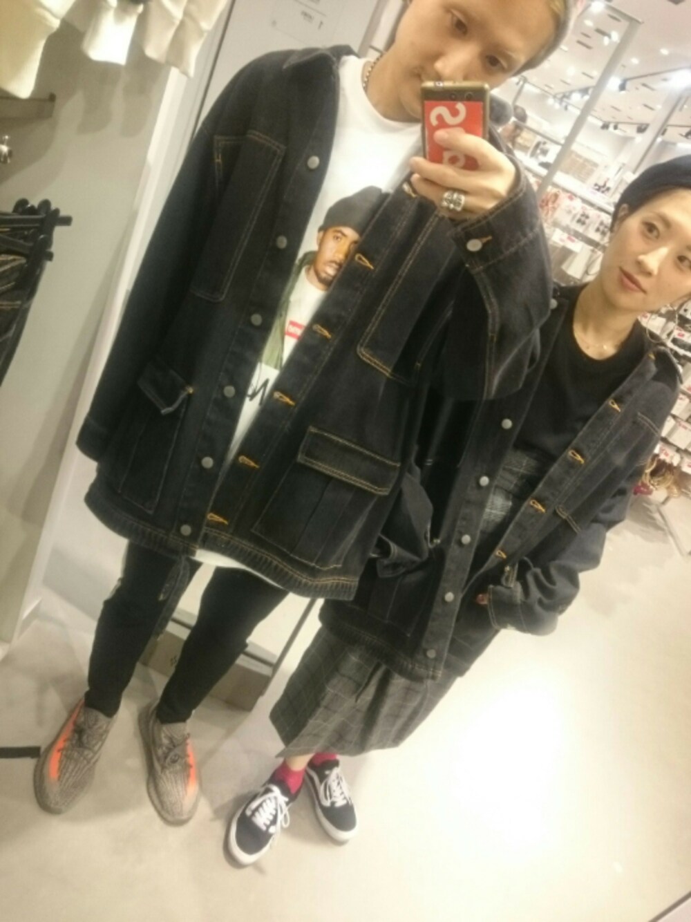 「H&M、デニムジャケット、でかめ、ヌキ襟、オーバーサイズ、試着、モノトーン、チェックスカート、ハイテクデザイン、巻きスカート風」｜「VANSのアイテム（スニーカー、ブラック系）」を使った、yurikoさん（レディース・155cm）の秋コーディネートの1枚目の写真