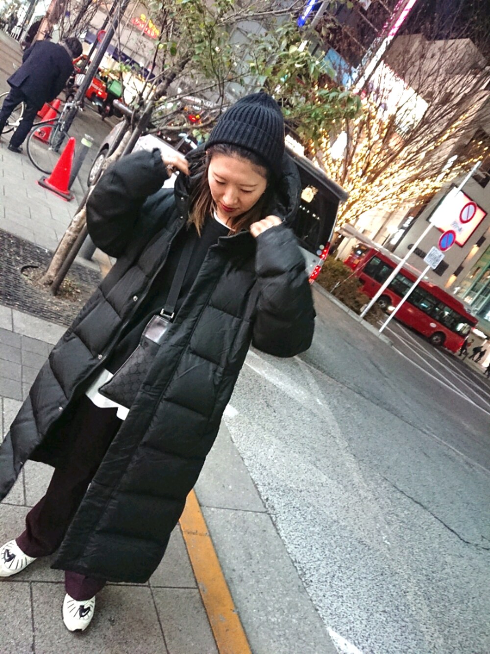 「ロングダウン、zemmaworld、korean、korean fashion、ダウンジャケット、black、大人カジュアル、ラフスタイル、ラフ、韓国ファッション」｜「GUCCIのアイテム（ショルダーバッグ、ブラック系）」を使った、yurikoさん（レディース・155cm）の冬コーディネートの1枚目の写真