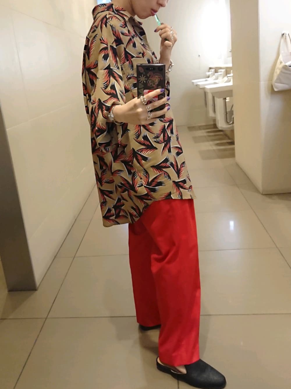 「アロハシャツ、メンズライク、ビックシルエット、ゆるコーデ、夏コーデ、カジュアルコーデ、JOURNAL STANDARD relume、オーバーサイズ、チンピラ」｜「JOURNAL STANDARD relumeのアイテム（スラックス、レッド系）」を使った、yurikoさん（レディース・155cm）の夏コーディネートの1枚目の写真