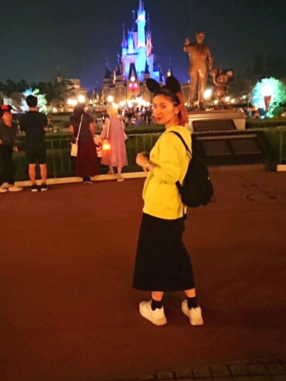「ディズニー、ディズニーコーデ、タイトスカート、ジャージー素材、オトナカジュアル、秋、秋のコーデ、休日スタイル」｜「UNIQLOのアイテム（スカート、ブラック系）」を使った、yurikoさん（レディース・155cm）の秋コーディネートの1枚目の写真