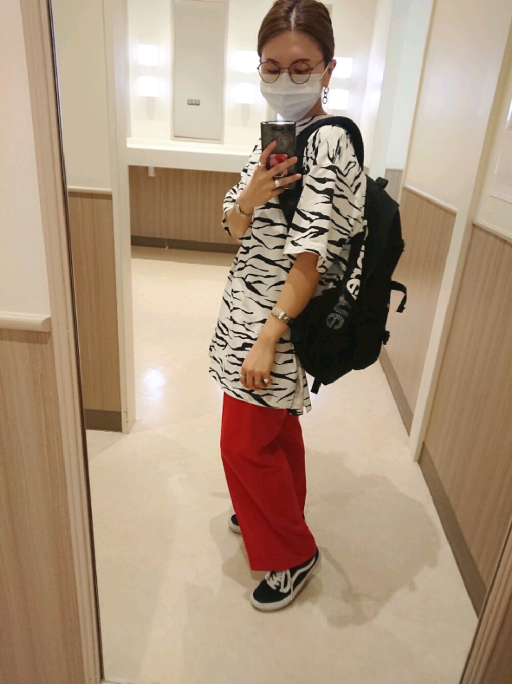 「ゼブラ柄、柄Tシャツ、カジュアル、ラフ、夏コーデ、ビッグT」｜「VANSのアイテム（スニーカー、ブラック系）」を使った、yurikoさん（レディース・155cm）の夏コーディネートの1枚目の写真