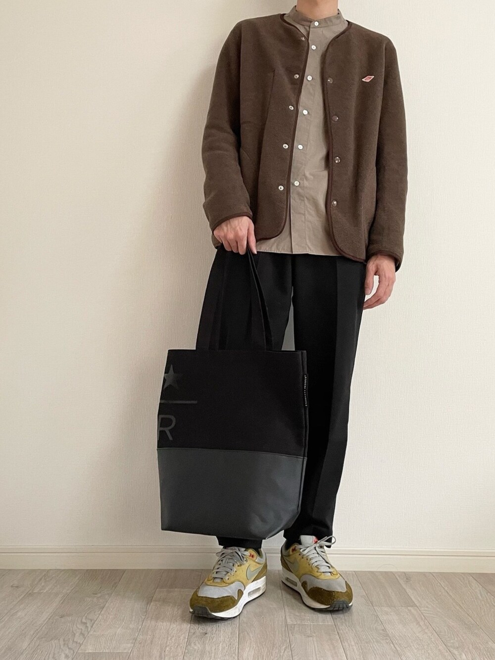 ブラック系のトートバッグ、イエロー系のスニーカー、ベージュ系のシャツ/ブラウスを着用したメンズの冬コーディネートの1枚目の写真