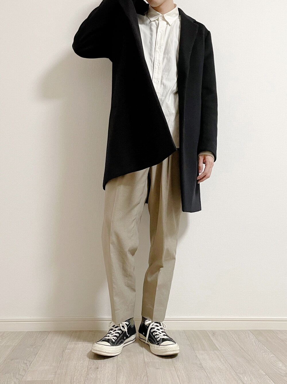 「シンプルおしゃれが好き、休日スタイル、コート、スニーカー好きと繋がりたい、ベージュコーデ、シャツ、ootd、ロングコート、ラフスタイル、アウトレット」｜「BEAMS HEARTのアイテム（シャツ/ブラウス、ホワイト系）」を使った、Jun【相互】さん（メンズ・175cm）の冬コーディネートの1枚目の写真