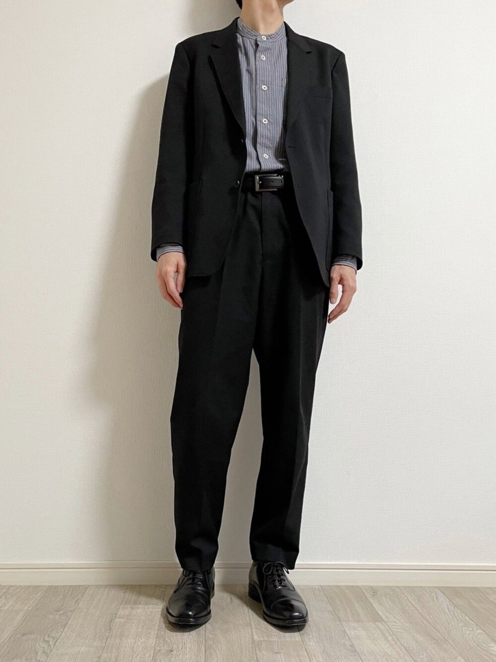 ブラック系のその他パンツ、ブラック系のその他アウター、ブルー系のシャツ/ブラウスを着用したメンズの冬コーディネートの1枚目の写真