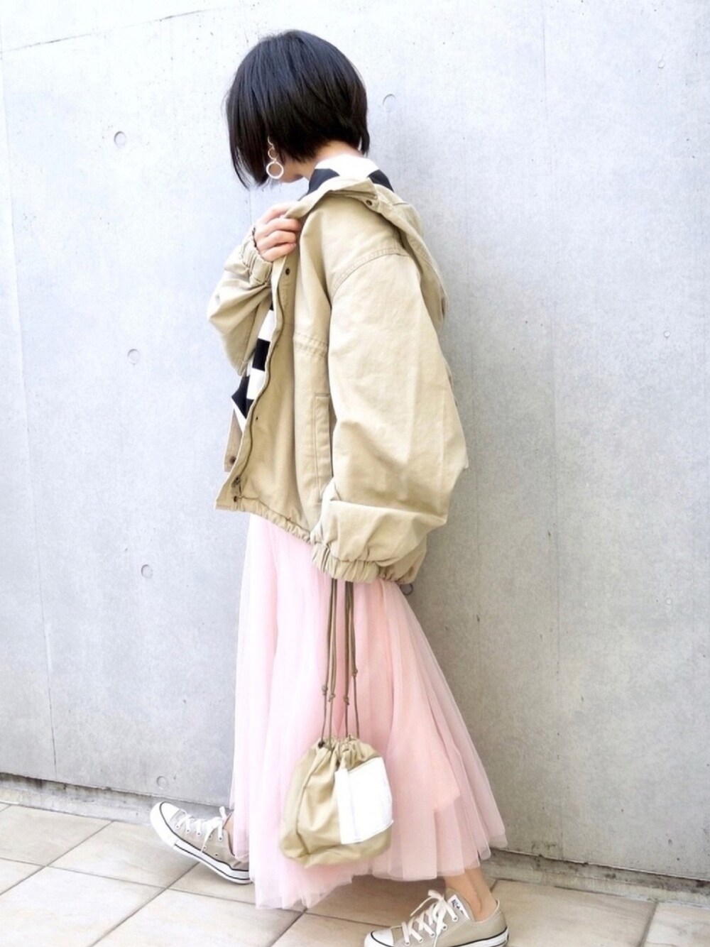 「春、ゆるコーデ、低身長、チュールスカート、マウンテンパーカー、ボーダートップス、コンバース、ピンク、converse」｜「recaのビックシルエット フード付マウンテンパーカー風ブルゾン（ブルゾン、ベージュ系）」を使った、なな☺︎さん（レディース・155cm）の春コーディネートの1枚目の写真