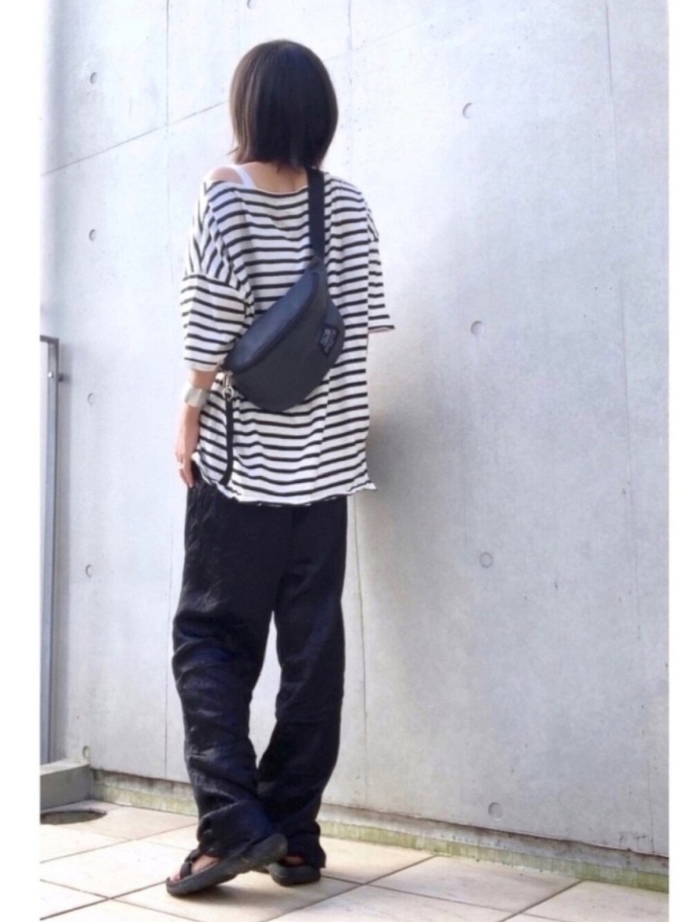 「夏のボーダーフェス、モノトーンコーデ、ボーダーTシャツ、サテンパンツ、スポサン、ボディバッグ」｜「antiquaのボーダーワイドＴ（Tシャツ/カットソー、ホワイト系）」を使った、なな☺︎さん（レディース・155cm）の夏コーディネートの1枚目の写真