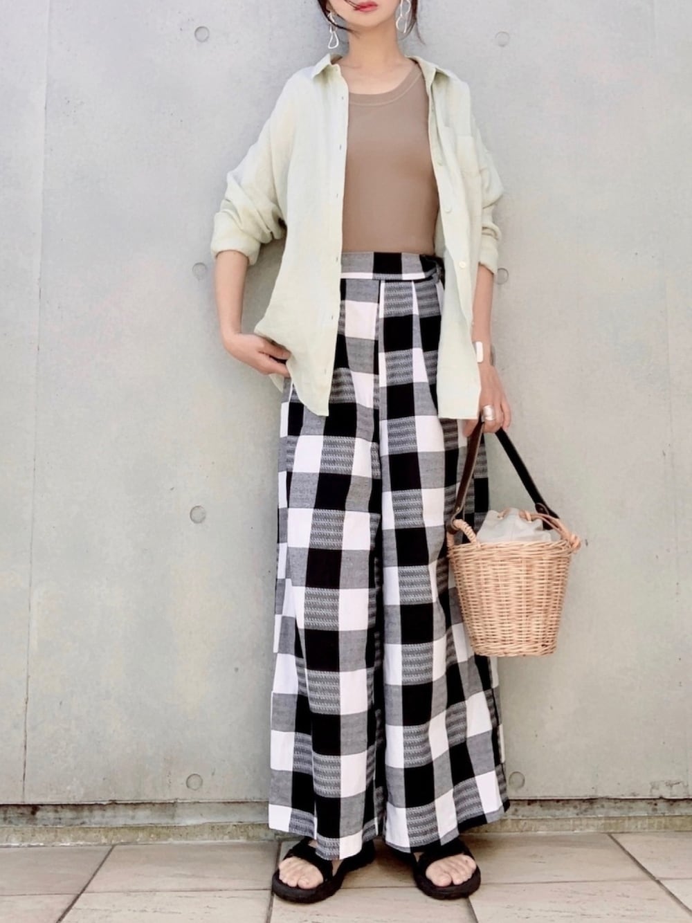 グリーン系のシャツ/ブラウス、ブラウン系のタンクトップ、ブラック系のその他パンツを着用したレディースの春コーディネートの1枚目の写真