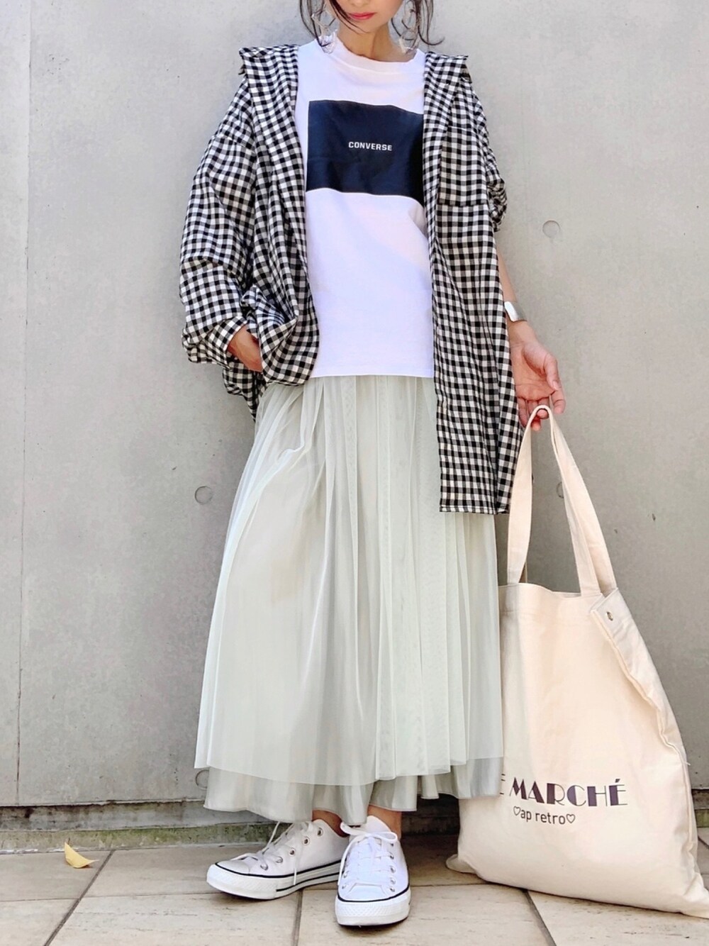 ブラック系のシャツ/ブラウス、ホワイト系のTシャツ/カットソー、グリーン系のスカートを着用したレディースの春コーディネートの1枚目の写真