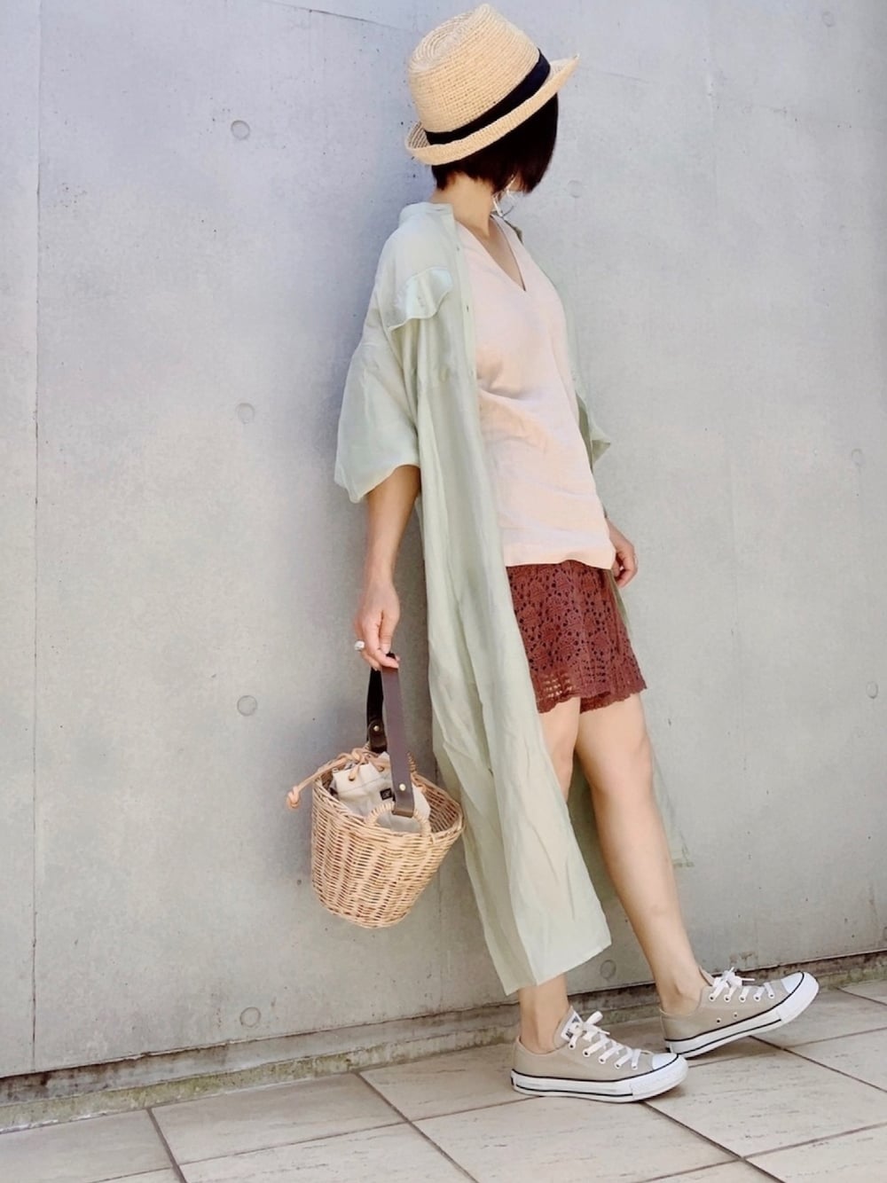 「LIPSTAR、babylone、PR、春夏コーデ、ショートパンツ、リネンシャツ、シアーシャツ、シアーシャツワンピース、バンドカラー」｜「LIPSTARの【S.Mサイズ有】シアーシャツワンピース（シャツワンピース、グリーン系）」を使った、なな☺︎さん（レディース・155cm）の春コーディネートの1枚目の写真