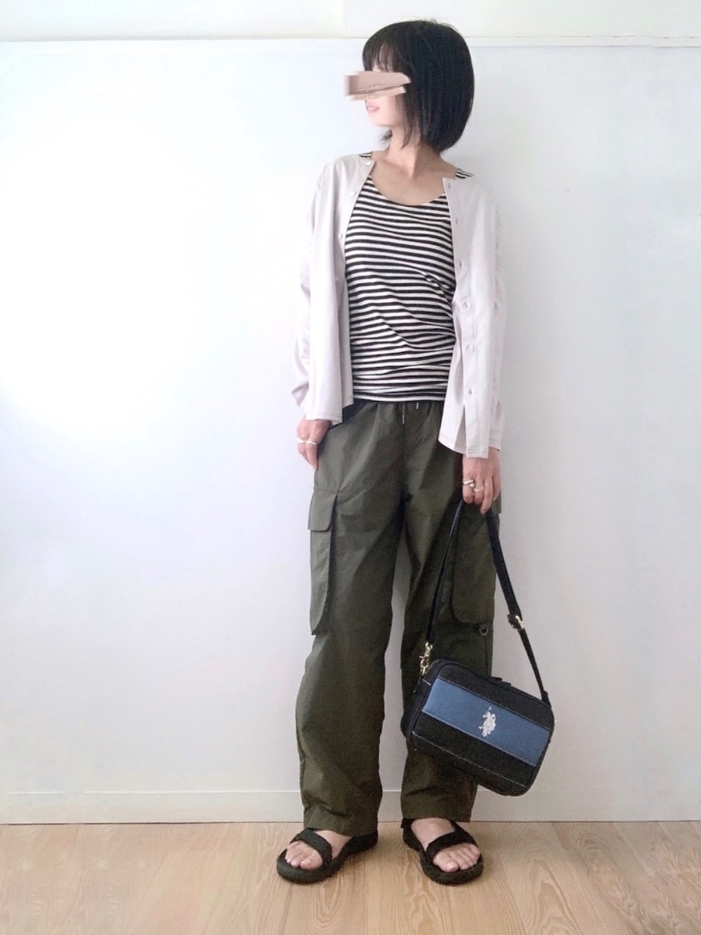 「メンズライク、ボーダー、カーキのカーゴパンツ、DOORS、アーバン リサーチ ドアーズ(URBAN RESEARCH DOORS)、uspolo、カーキ×グレー、カーキ×ボーダー、スポーツサンダル」｜「URBAN RESEARCH DOORSのショルダータックスムースプルオーバー（Tシャツ/カットソー、グレー系）」を使った、なな☺︎さん（レディース・155cm）の夏コーディネートの1枚目の写真