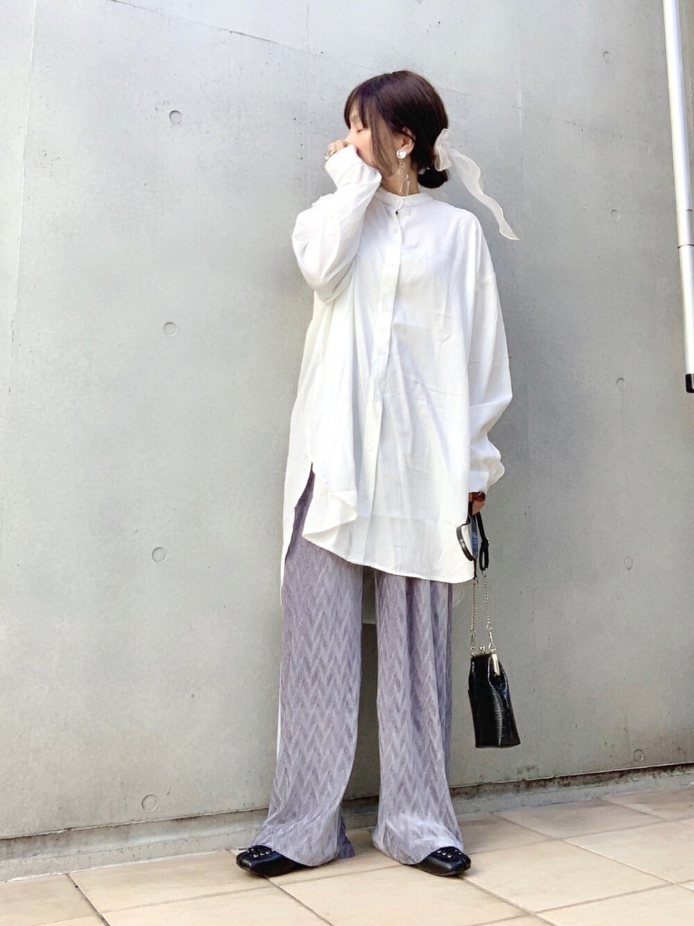 「大人カジュアル、ベロアパンツ、白シャツ、holiday、低身長、くすみカラー、シャツスタイル、シンプル、モード」｜「Ambre Neigeのバンドカラーシャツ／【WEB/EC限商品定商品】（シャツ/ブラウス、ホワイト系）」を使った、なな☺︎さん（レディース・155cm）の秋コーディネートの1枚目の写真