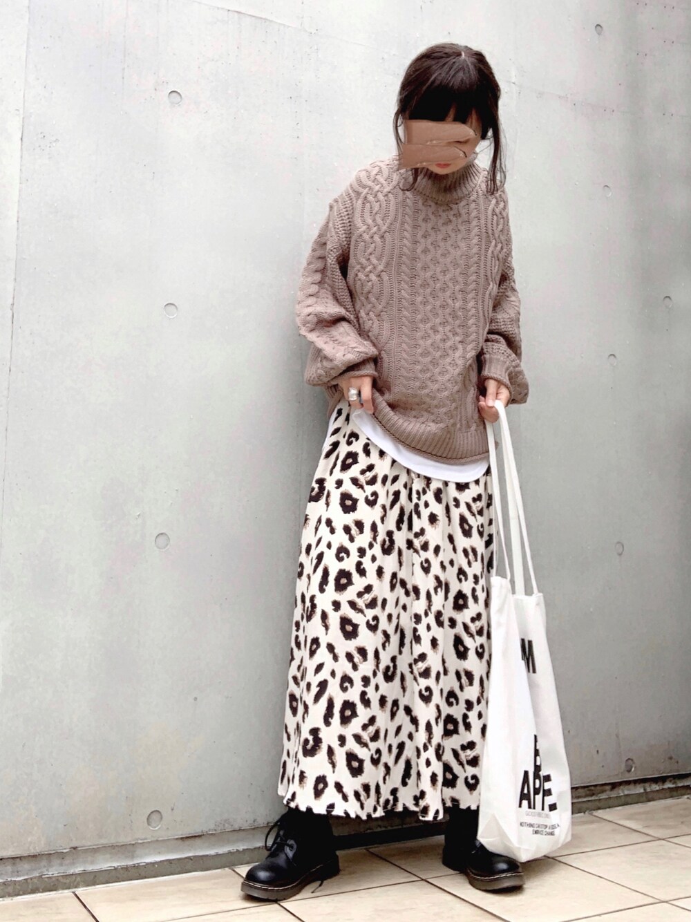 「着回しコーデ、モックネックニット、ケーブルニット、黒×白×茶、レオパードスカート、Dr.Martens、マーチン、大人カジュアル、秋服準備はじめました」｜「rectangleのモックネックケーブルニット（ニット/セーター、ブラウン系）」を使った、なな☺︎さん（レディース・155cm）の秋コーディネートの1枚目の写真