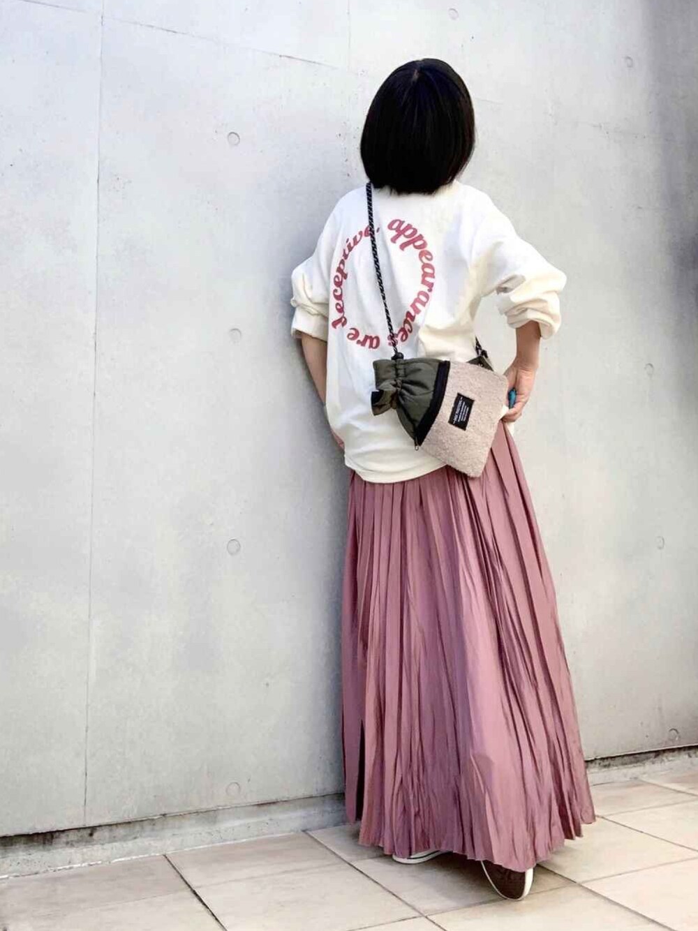 「ロンT、バックロゴ、ゆるコーデ、秋コーデ、リンクル加工、ロングスカート、巾着バッグ、巾着、秋のマイ旬スタイル」｜「Auntie Rosa Holidayの【Holiday】サークルロゴプリントロンティー（Tシャツ/カットソー、ベージュ系）」を使った、なな☺︎さん（レディース・155cm）の秋コーディネートの1枚目の写真