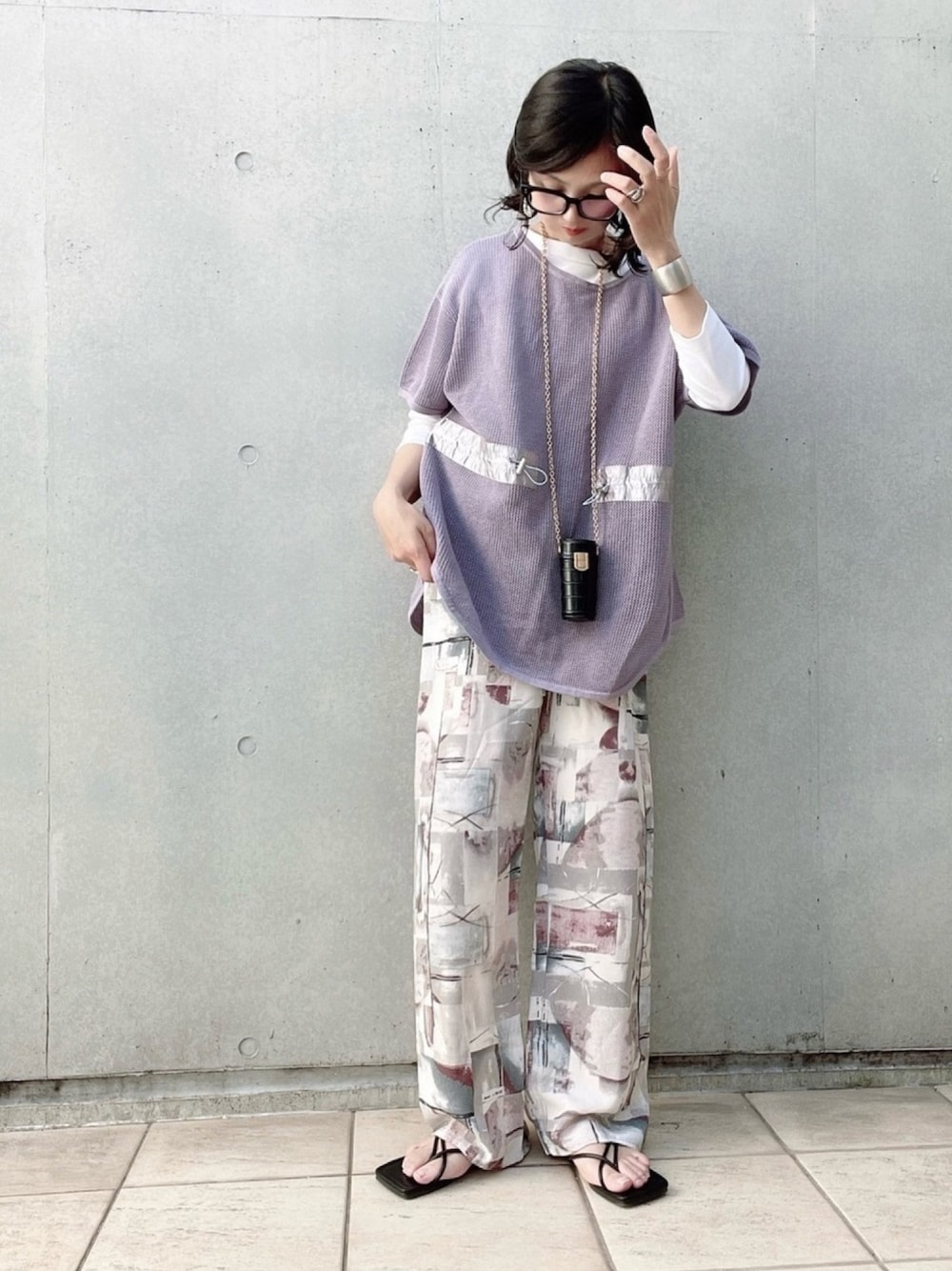 「大人カジュアル、パープル、プリントパンツ、トングサンダル、メガネ女子、メッシュニット、EACH、Shellyisland、Fabby fabby、omnes」｜「EACH.のアイテム（ニット/セーター、パープル系）」を使った、なな☺︎さん（レディース・155cm）の春コーディネートの1枚目の写真