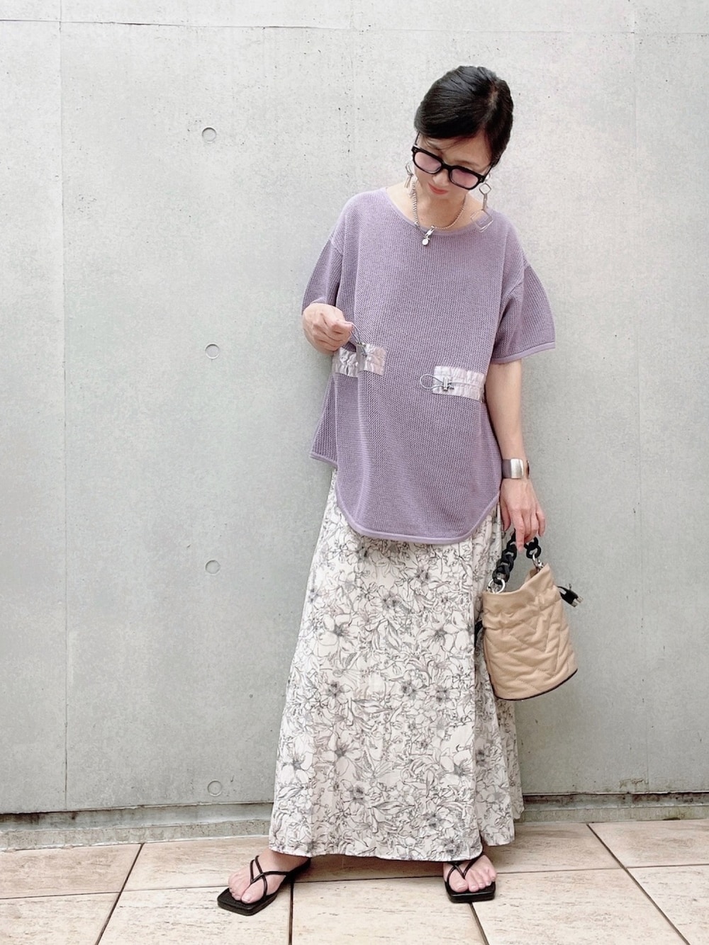 「メッシュニット、これが私をアゲる服、花柄スカート、トングサンダル、低身長コーデ、オトナカジュアル、メガネ女子」｜「EACH.のアイテム（ニット/セーター、パープル系）」を使った、なな☺︎さん（レディース・155cm）の春コーディネートの1枚目の写真