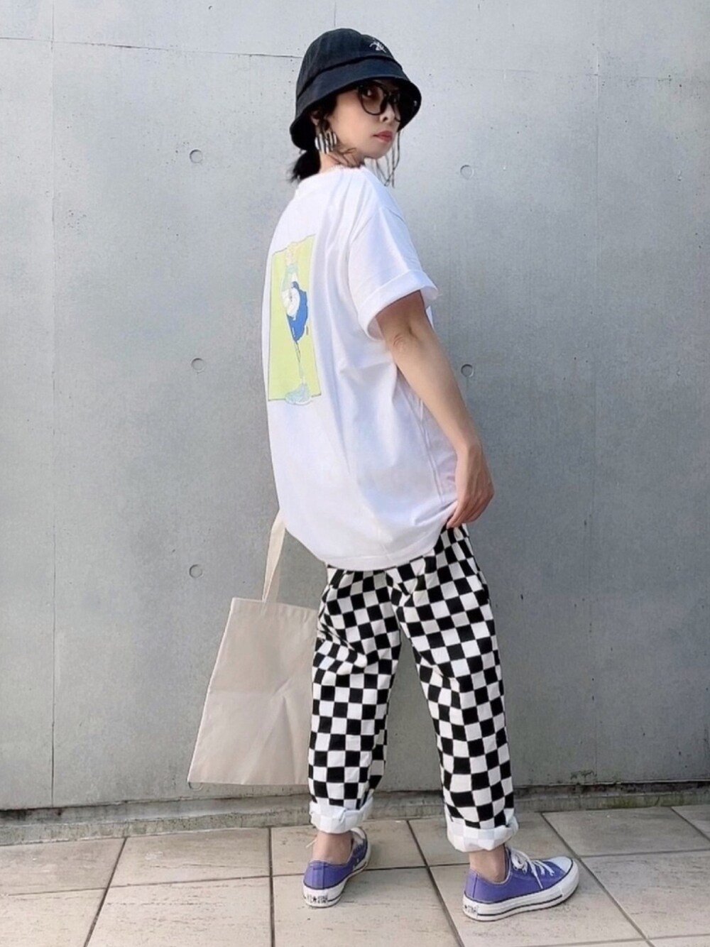 ホワイト系のチノパンツ、パープル系のスニーカー、その他のトートバッグを着用したレディースの夏コーディネートの1枚目の写真